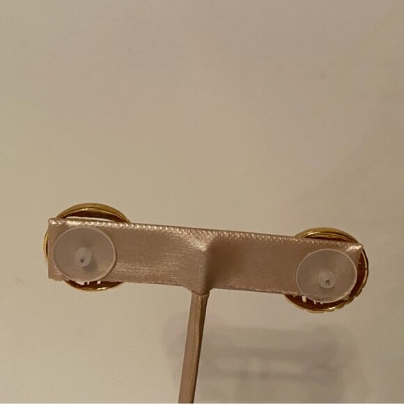 TAT EARRINGS VINTAGE GOLD TONE OPEN WORK ROUND STUD PIERCED CIRCLE SIGNED - Picture 6 of 8